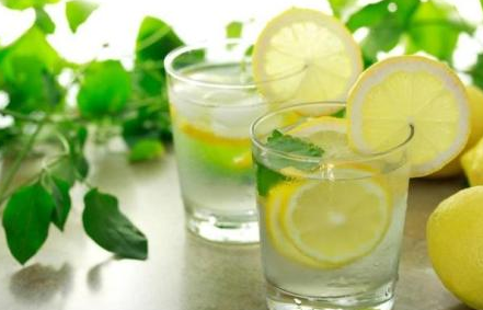 秋季喝这五种食物泡水, 可以保肝护肝, 防肾结石, 提高记忆力(秋季适合泡什么喝)