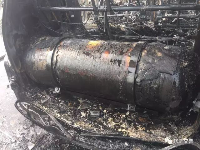 车改气的一定要小心,汽车瞬间燃烧致1人受伤!-汽车改气有什么危害