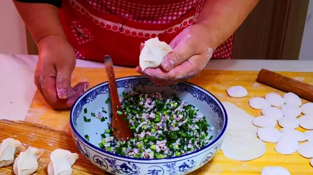 韭菜和它一起包饺子,味道美极了,比三鲜馅更鲜,味精都不用放了(韭菜配什么馅包饺子好吃)