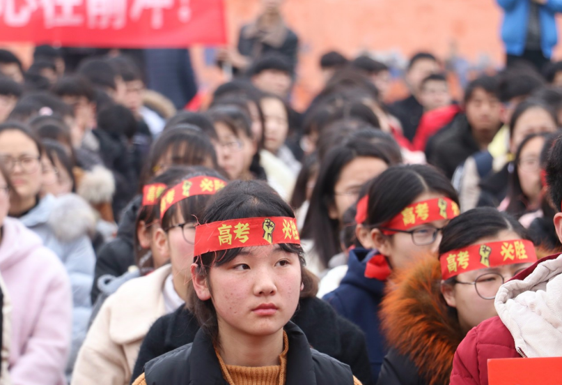 郑州15名学生无缘高考,当事人出面证实,班主任3个字回答惹众怒(郑州高考失联男孩最新消息)