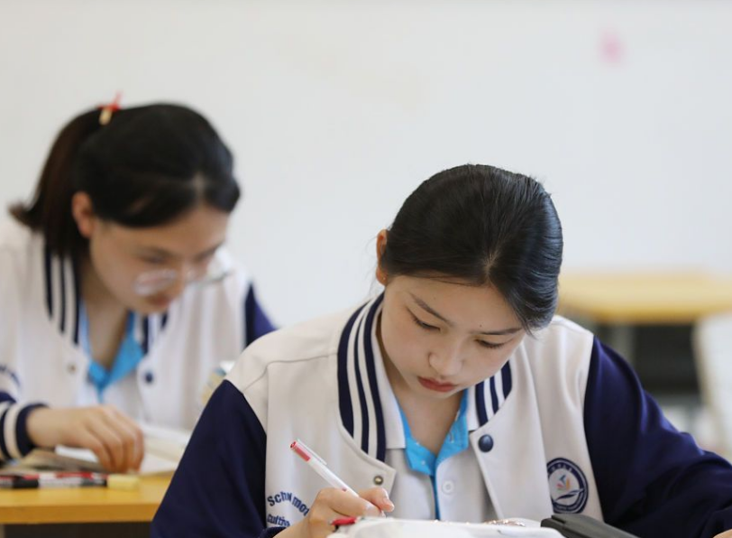 郑州15名学生无缘高考,当事人出面证实,班主任3个字回答惹众怒(郑州高考失联男孩最新消息)