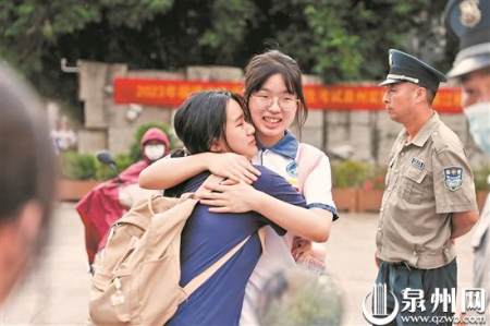 高考落幕 泉州近5万名考生为人生中的大考画下句号(泉州高考学生人数多少)
