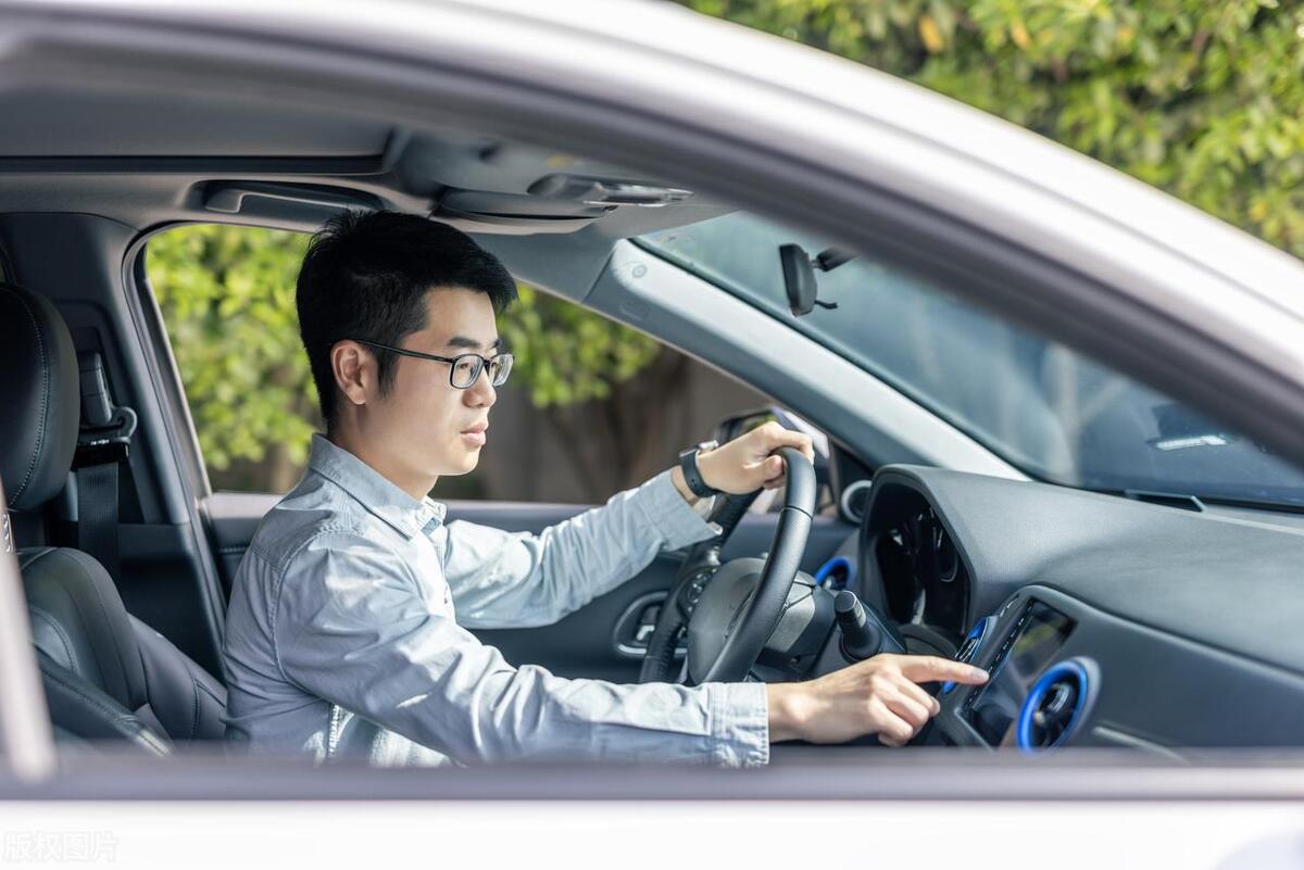 【司机镜】开车太阳镜偏光好还是不偏光好?-太阳镜偏光和不偏光的区别在哪里