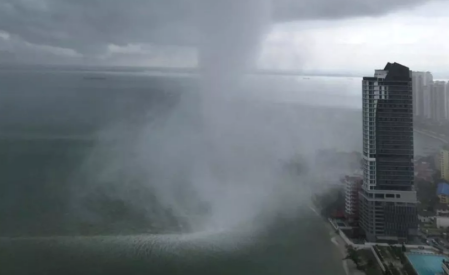 从天上掉下鱼的"动物雨"现象,背后藏着大自然的奥秘(天上掉下来一条鱼好吗)