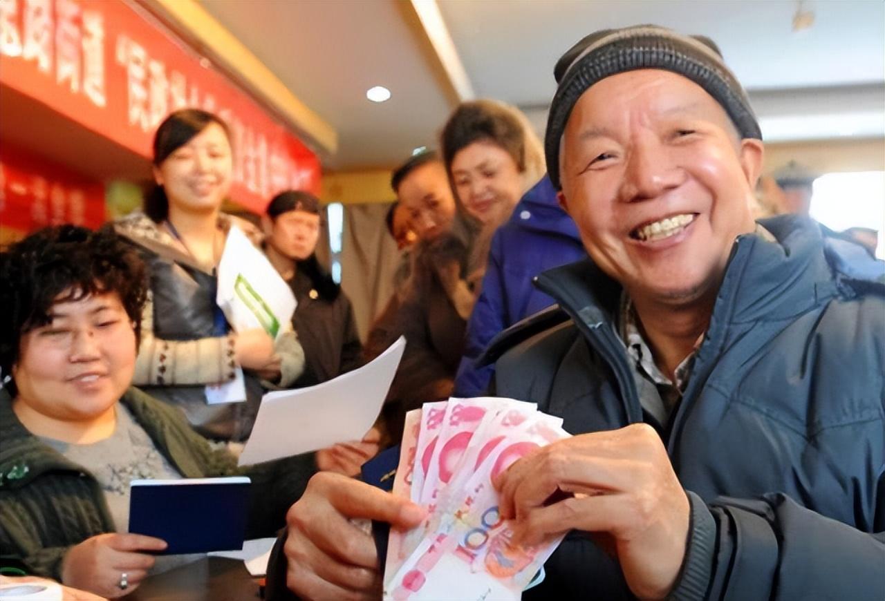 2023年养老金调整比例3.8%,释放出三大隐藏信息,影响你的钱袋子-2023年养老金还会上涨吗