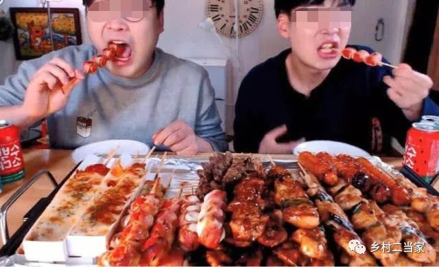 见识下女主播如何吃超大海鲜,生吃超活章鱼简直无敌,不得不佩服(各种直播吃海鲜小视频)