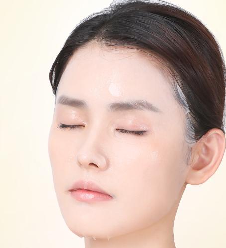 秋冬季节必备的护肤品,皮肤水嫩有光滑,毛孔都变得紧致了(秋冬季护肤用什么品牌好)