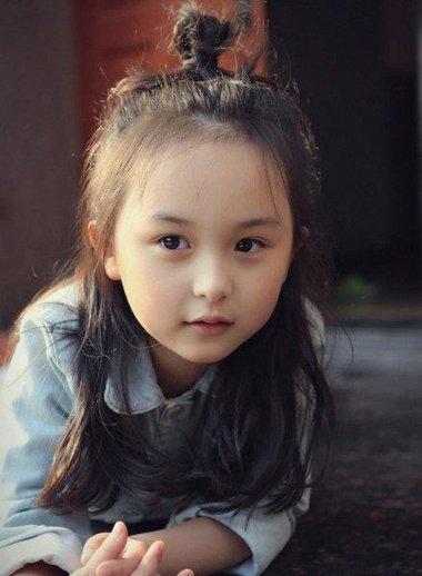 2016夏季小学女生长发扎发,淑女也是从小养成的!-小学生女生扎头发简单又好看图片