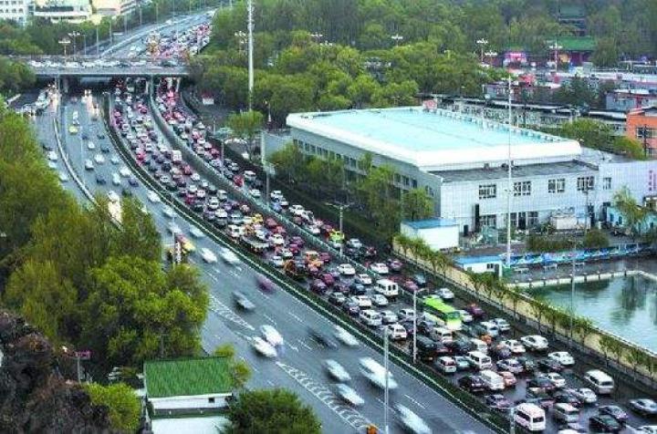 新医路西延道路与管廊工程封闭施工-新医路塌陷进展