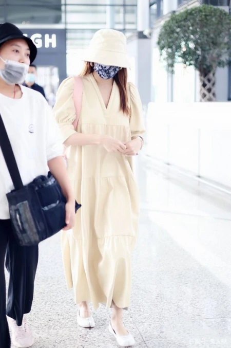 张雨绮终于换风格!“孕妇裙”看似臃肿,实则慵懒又舒适,真洋气(张雨绮孕期照片高清图)