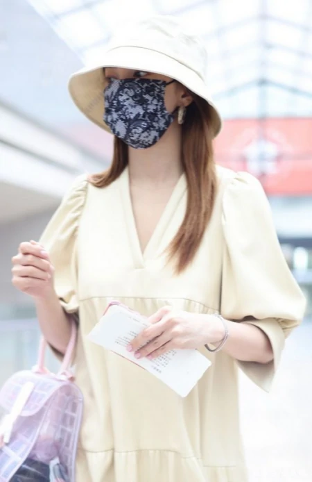 张雨绮终于换风格!“孕妇裙”看似臃肿,实则慵懒又舒适,真洋气(张雨绮孕期照片高清图)