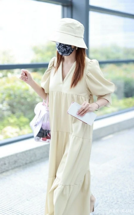 张雨绮终于换风格!“孕妇裙”看似臃肿,实则慵懒又舒适,真洋气(张雨绮孕期照片高清图)