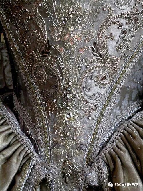 戏剧影视《伊丽莎白:黄金时代》服装面料指南(伊利莎白黄金时代)