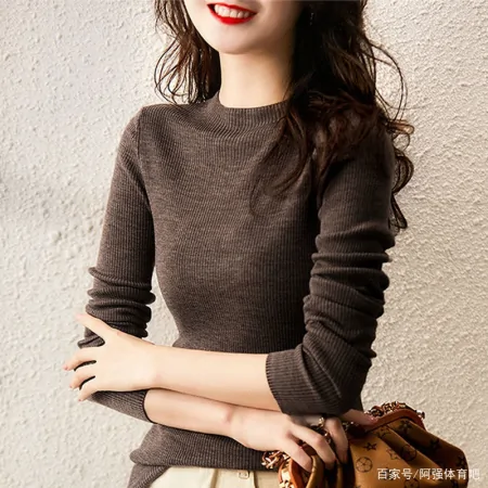 “大衣”已经失宠,今秋突然火了一种小衫,叫“德绒衫”,显高雅(德绒打底衫裁剪图)