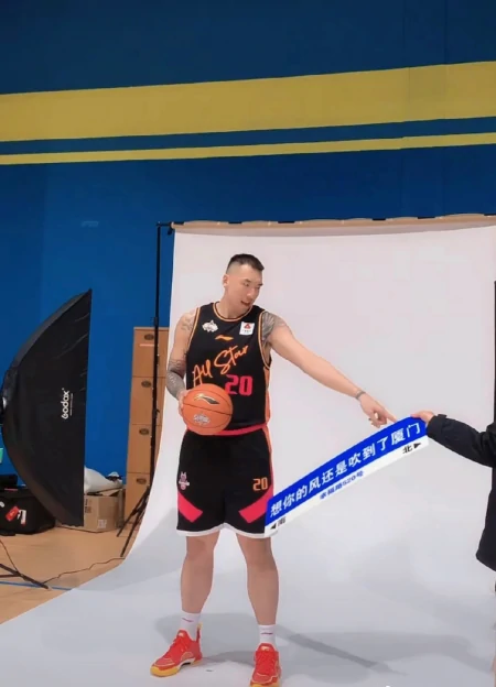 CCTV5直播!今晚19点,陶汉林单挑阿联+王哲林,郭艾伦张镇麟冲冠-陶汉林转会上海