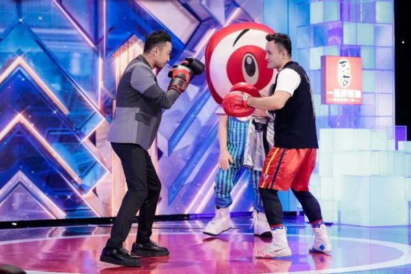 《开门大吉》“这也行”八人组乱拳“击倒”小尼(开门大吉第8扇门)