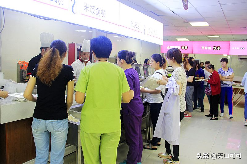 医院食堂饭菜实惠品种多,荤素搭配任意吃,来蹭饭人比工作人员多(医院食堂有什么菜)