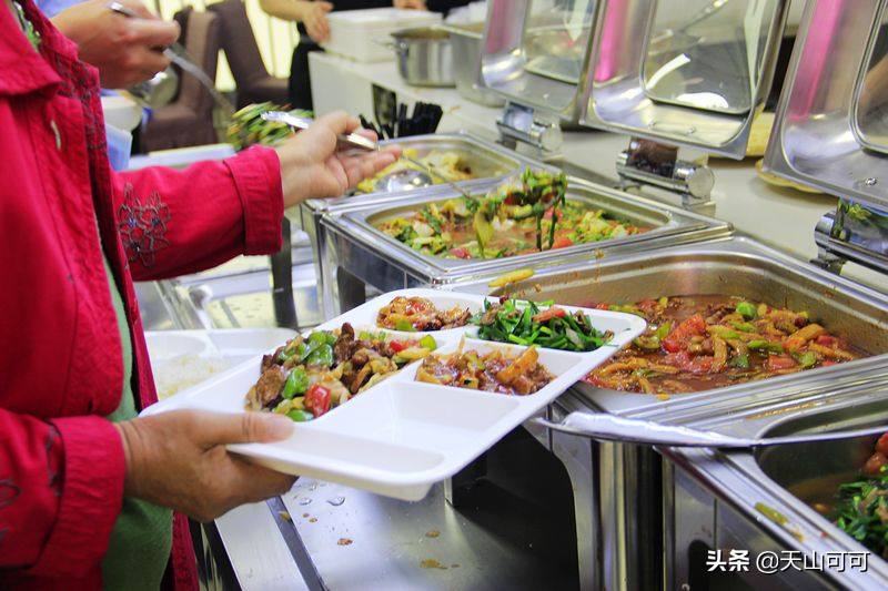 医院食堂饭菜实惠品种多,荤素搭配任意吃,来蹭饭人比工作人员多(医院食堂有什么菜)