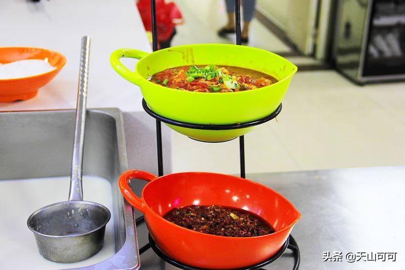 医院食堂饭菜实惠品种多,荤素搭配任意吃,来蹭饭人比工作人员多(医院食堂有什么菜)