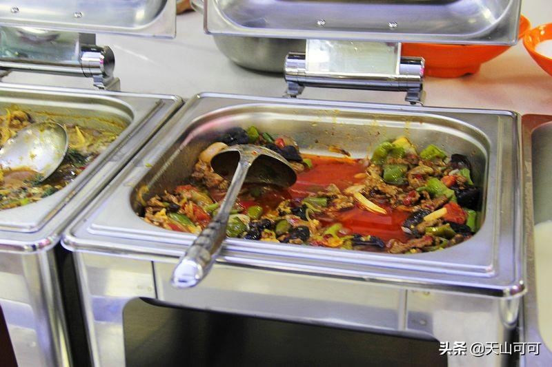 医院食堂饭菜实惠品种多,荤素搭配任意吃,来蹭饭人比工作人员多(医院食堂有什么菜)