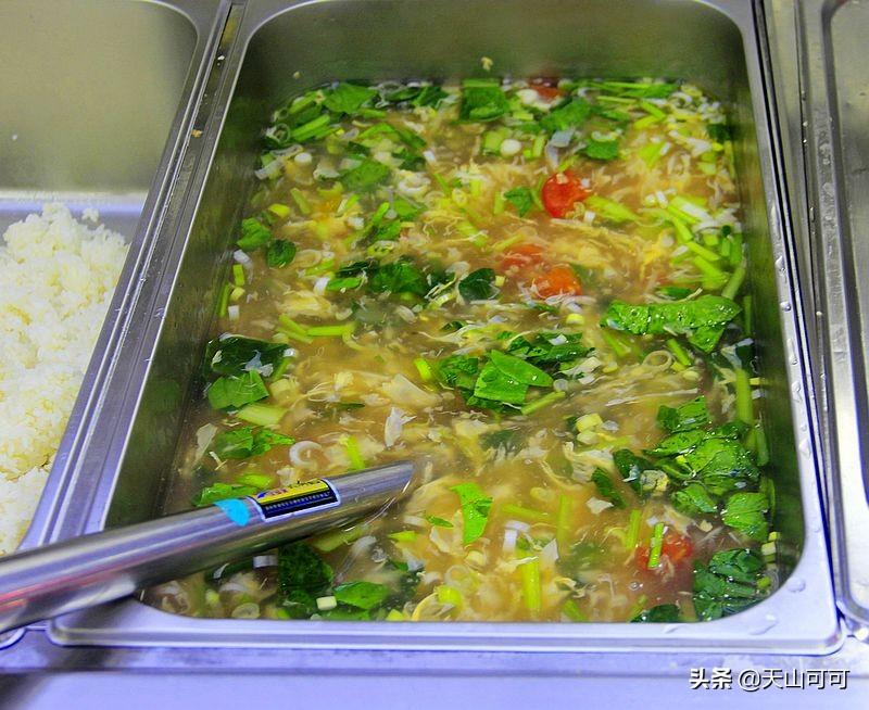 医院食堂饭菜实惠品种多,荤素搭配任意吃,来蹭饭人比工作人员多(医院食堂有什么菜)