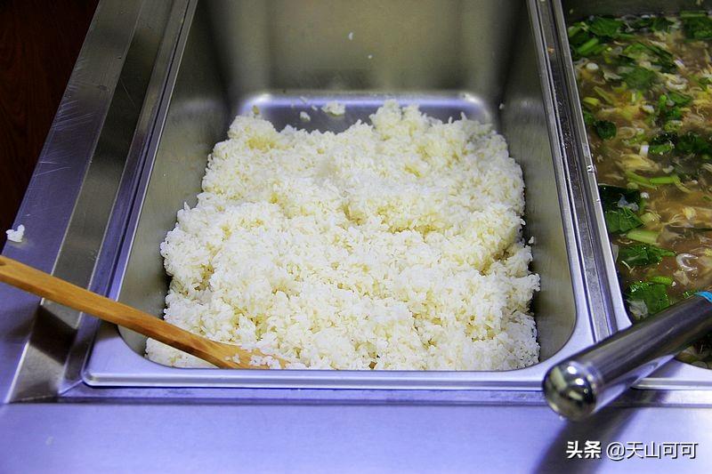 医院食堂饭菜实惠品种多,荤素搭配任意吃,来蹭饭人比工作人员多(医院食堂有什么菜)