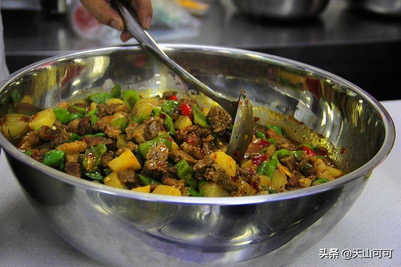 医院食堂饭菜实惠品种多,荤素搭配任意吃,来蹭饭人比工作人员多(医院食堂有什么菜)