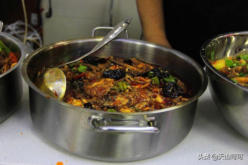 医院食堂饭菜实惠品种多,荤素搭配任意吃,来蹭饭人比工作人员多(医院食堂有什么菜)