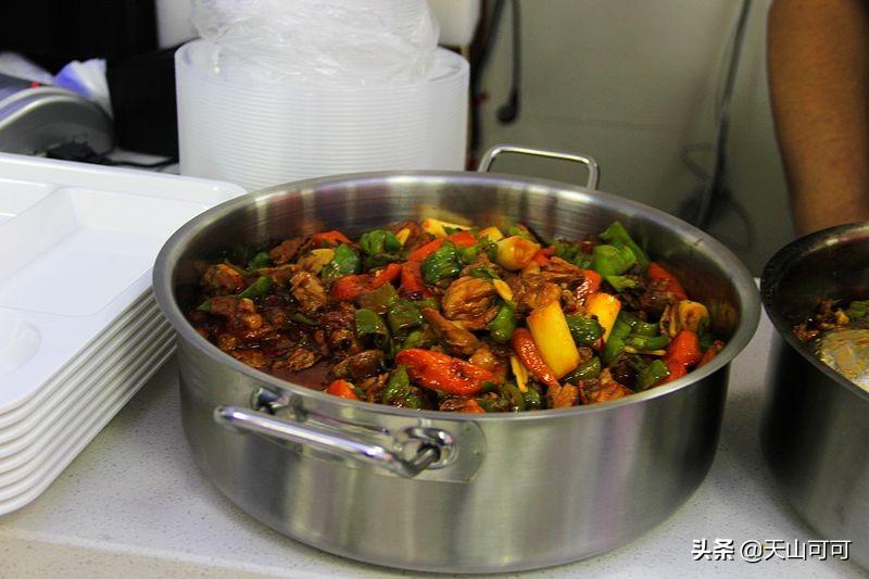 医院食堂饭菜实惠品种多,荤素搭配任意吃,来蹭饭人比工作人员多(医院食堂有什么菜)