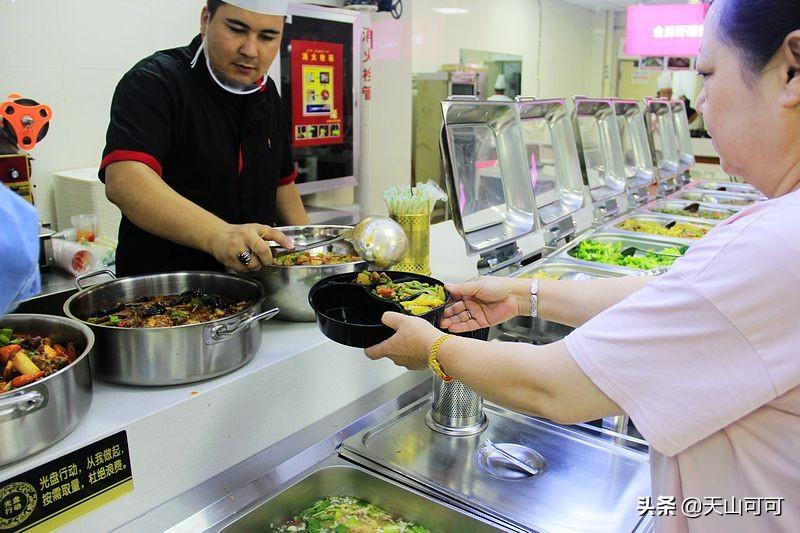 医院食堂饭菜实惠品种多,荤素搭配任意吃,来蹭饭人比工作人员多(医院食堂有什么菜)