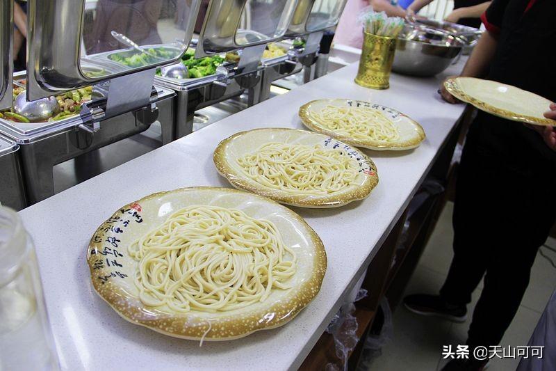 医院食堂饭菜实惠品种多,荤素搭配任意吃,来蹭饭人比工作人员多(医院食堂有什么菜)