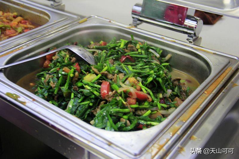医院食堂饭菜实惠品种多,荤素搭配任意吃,来蹭饭人比工作人员多(医院食堂有什么菜)