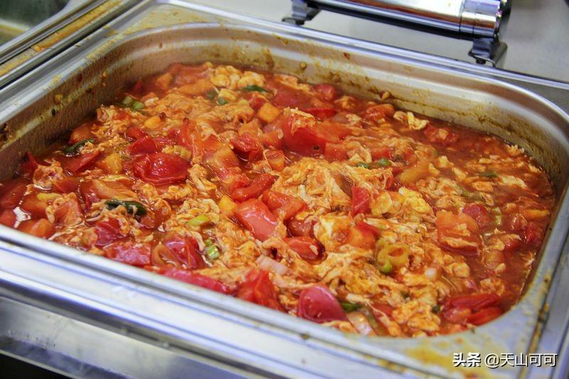 医院食堂饭菜实惠品种多,荤素搭配任意吃,来蹭饭人比工作人员多(医院食堂有什么菜)