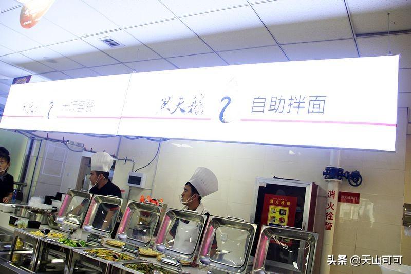 医院食堂饭菜实惠品种多,荤素搭配任意吃,来蹭饭人比工作人员多(医院食堂有什么菜)