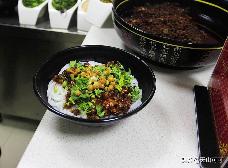 医院食堂饭菜实惠品种多,荤素搭配任意吃,来蹭饭人比工作人员多(医院食堂有什么菜)