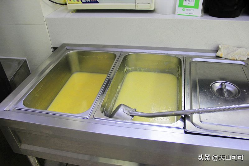 医院食堂饭菜实惠品种多,荤素搭配任意吃,来蹭饭人比工作人员多(医院食堂有什么菜)