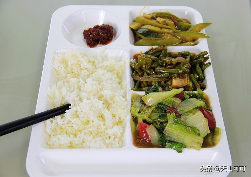 医院食堂饭菜实惠品种多,荤素搭配任意吃,来蹭饭人比工作人员多(医院食堂有什么菜)