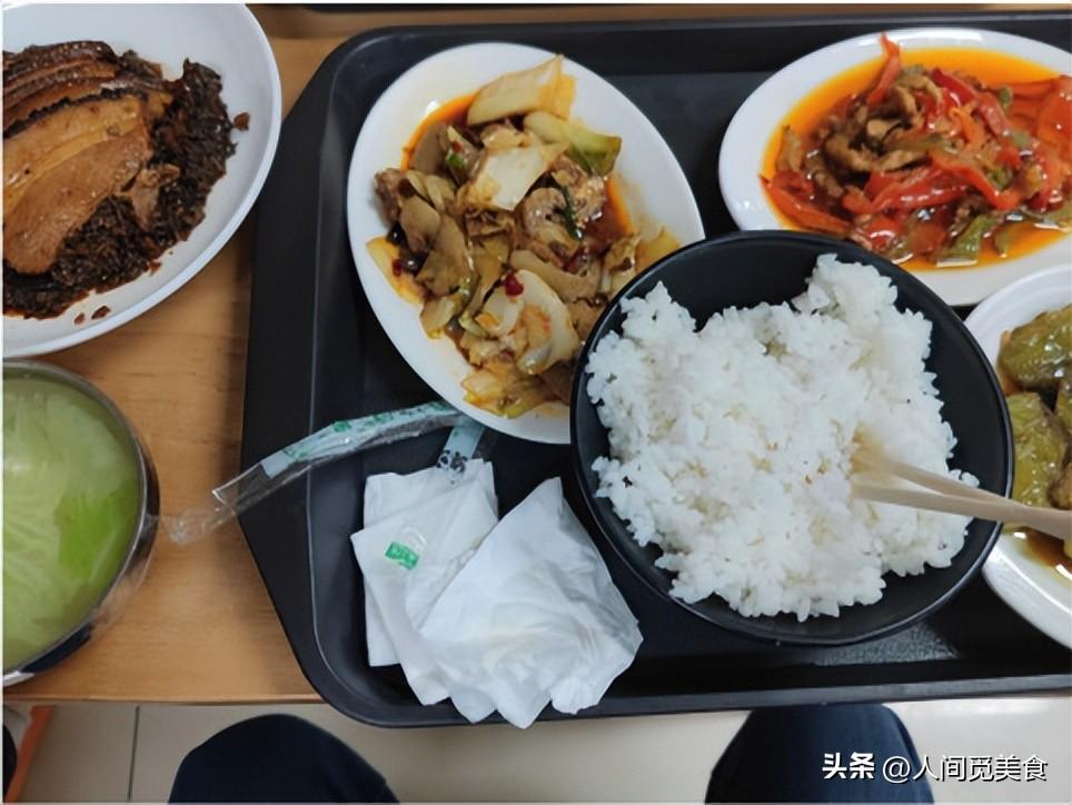 四川护士晒医院食堂饭走红,素菜4元荤菜8元:一个月胖4斤也乐意(医院食堂吃饭要钱吗)
