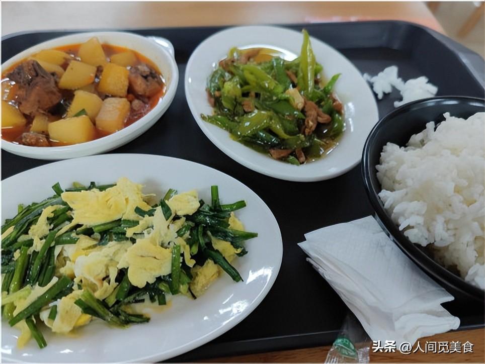 四川护士晒医院食堂饭走红,素菜4元荤菜8元:一个月胖4斤也乐意(医院食堂吃饭要钱吗)