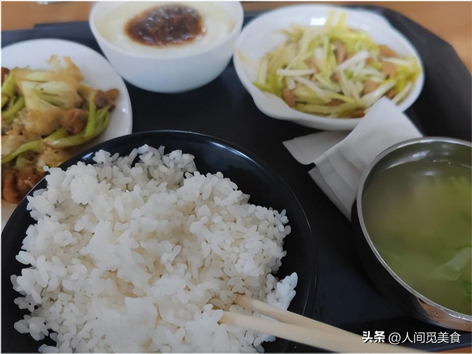 四川护士晒医院食堂饭走红,素菜4元荤菜8元:一个月胖4斤也乐意(医院食堂吃饭要钱吗)