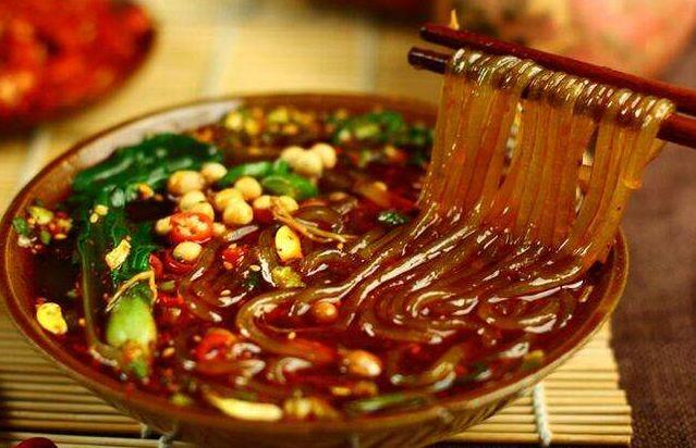麻辣酸爽 | 让人忍不住吞咽的开胃美味酸辣粉-酸辣粉麻辣烫的做法视频
