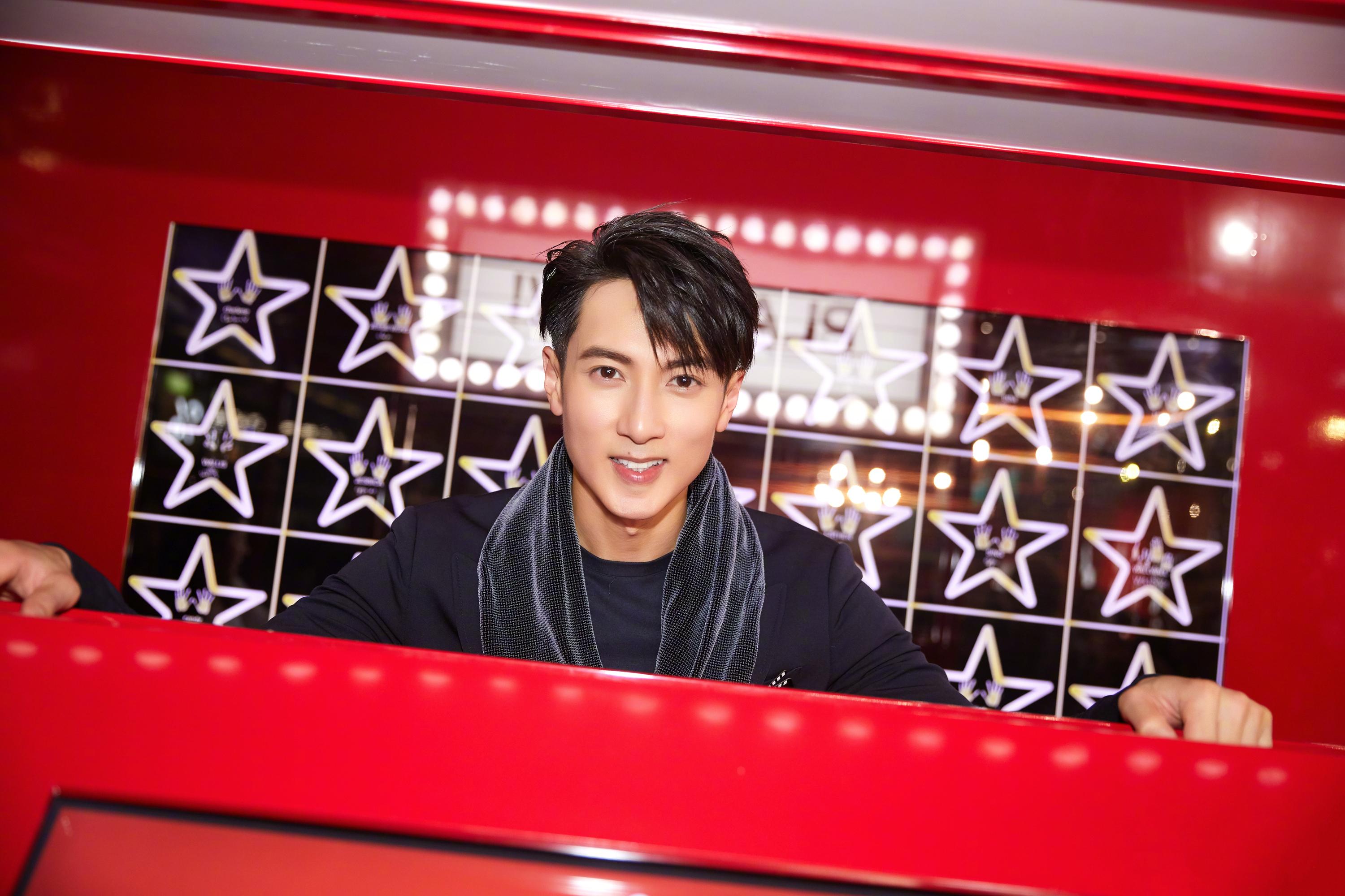 吴尊生日晒合照,73岁的吴尊爸爸出镜!颜值不输40岁吴尊(吴尊祖父)