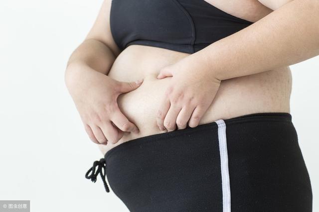 一个月只喝水,不吃东西,你能瘦多少斤?这位外国小哥告诉你答案(如果一个月只喝水不吃饭会有什么反应)