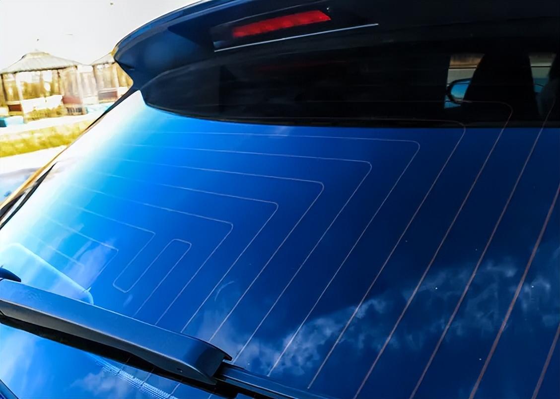 车窗膜气泡怎么办?撕膜会导致后窗玻璃报废?撕还是不撕?-车窗膜起泡了怎么撕下来视频