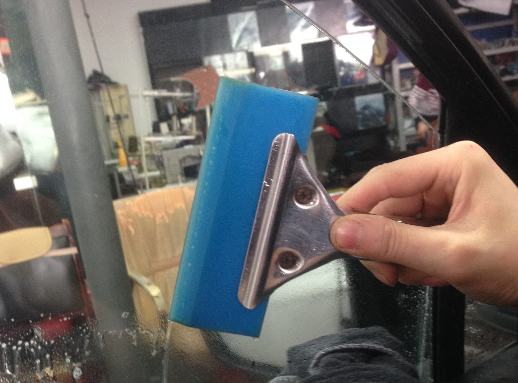 车窗膜气泡怎么办?撕膜会导致后窗玻璃报废?撕还是不撕?-车窗膜起泡了怎么撕下来视频