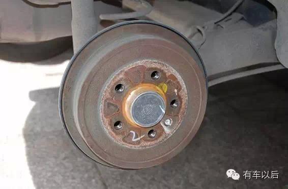 开车忘松手刹,有过的举手! | 一周问答精选-汽车忘记松手刹行驶一段有啥影响