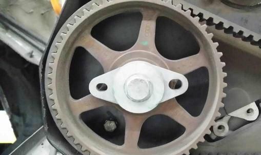 汽车高速行驶时,发动机皮带断了怎么办?这么做,或能化险为夷-行车中发动机皮带断了会怎么样