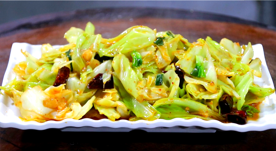 原来炒包菜也有窍门,加一种调料,简单一炒,比吃大鱼大肉还过瘾-炒包菜的秘诀有哪些视频