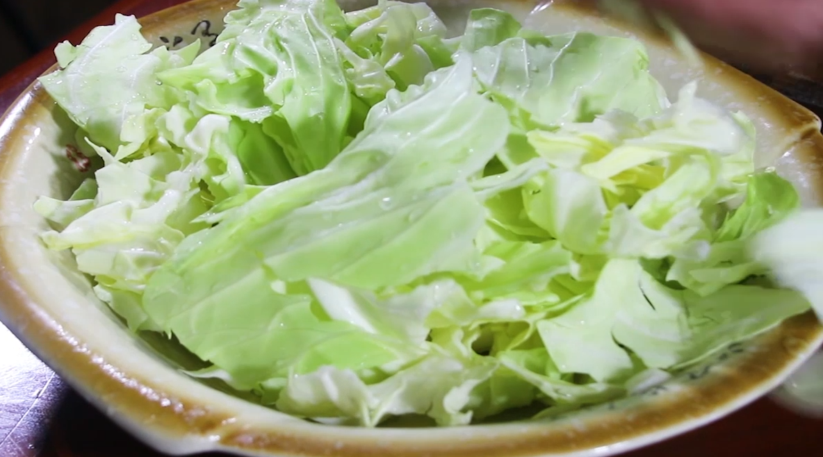 原来炒包菜也有窍门,加一种调料,简单一炒,比吃大鱼大肉还过瘾-炒包菜的秘诀有哪些视频