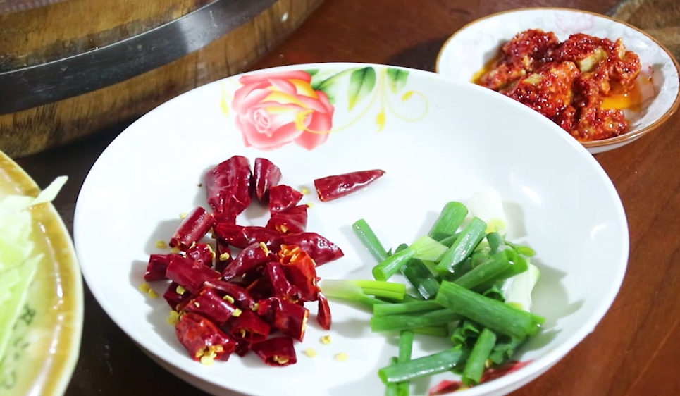 原来炒包菜也有窍门,加一种调料,简单一炒,比吃大鱼大肉还过瘾-炒包菜的秘诀有哪些视频